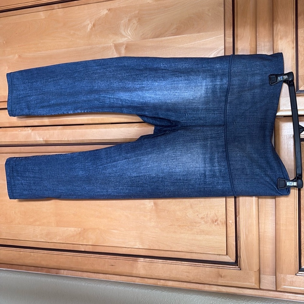Rare Lucy 7/8 length leggings